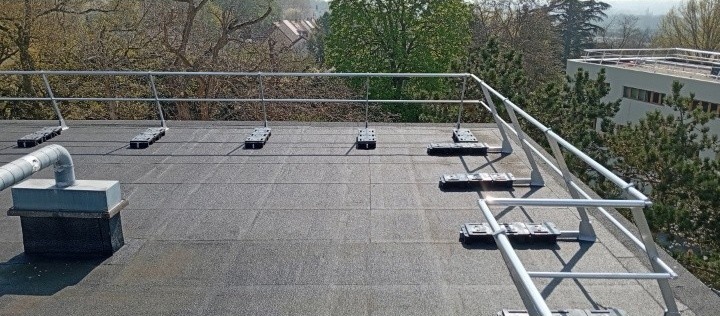 Toit terrasse avec étanchéité bitume et garde-corps de sécurité