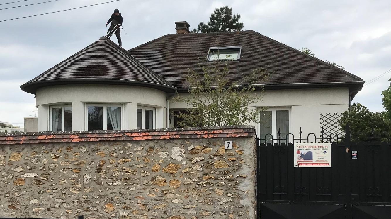 Nettoyage de toiture sur une grande maison — chantier ADJ
