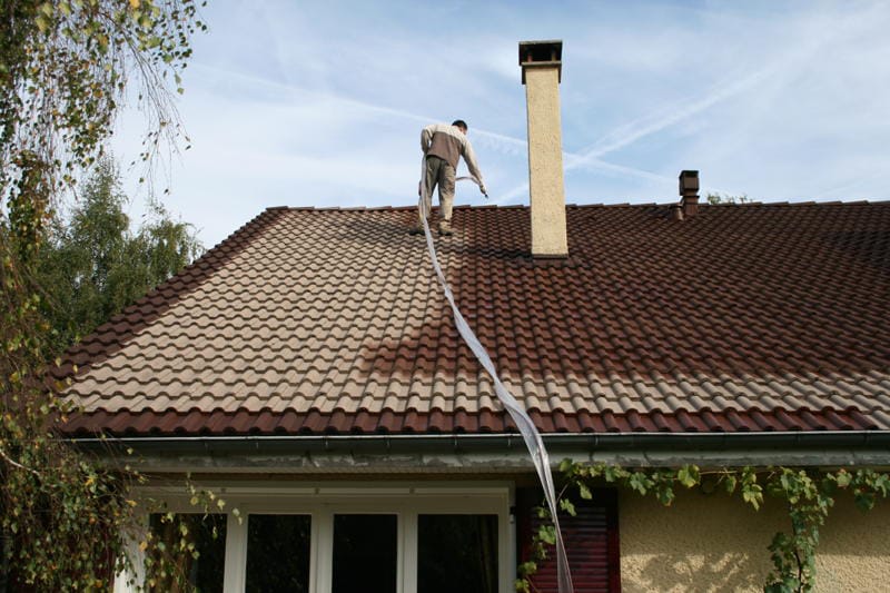 Démoussage complet d'une toiture en tuiles avec lance haute pression
