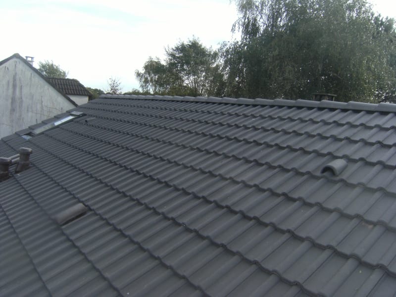 Toiture en tuiles anthracite entièrement rénovée
