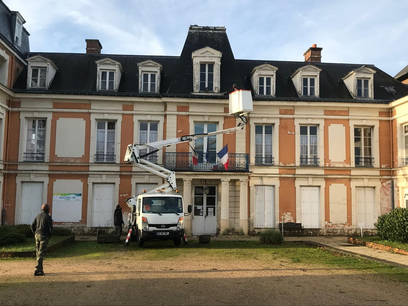 Intervention en nacelle sur la toiture d'un bâtiment patrimonial